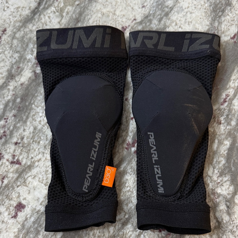 Pearl Izumi Black Protective kids elbow Guards
